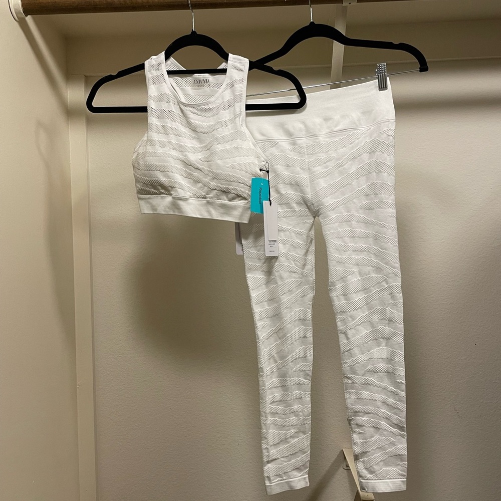 NWT Mesh 2 Piece Athletic Set - Size Medium